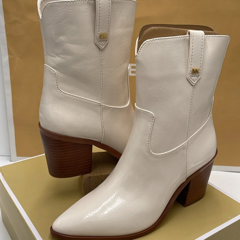 Michael Kors WAVERLY HEELED BOOTIE FAUX LEATHER
49F4WVME6L
LT CREAM - Picture 10 of 16